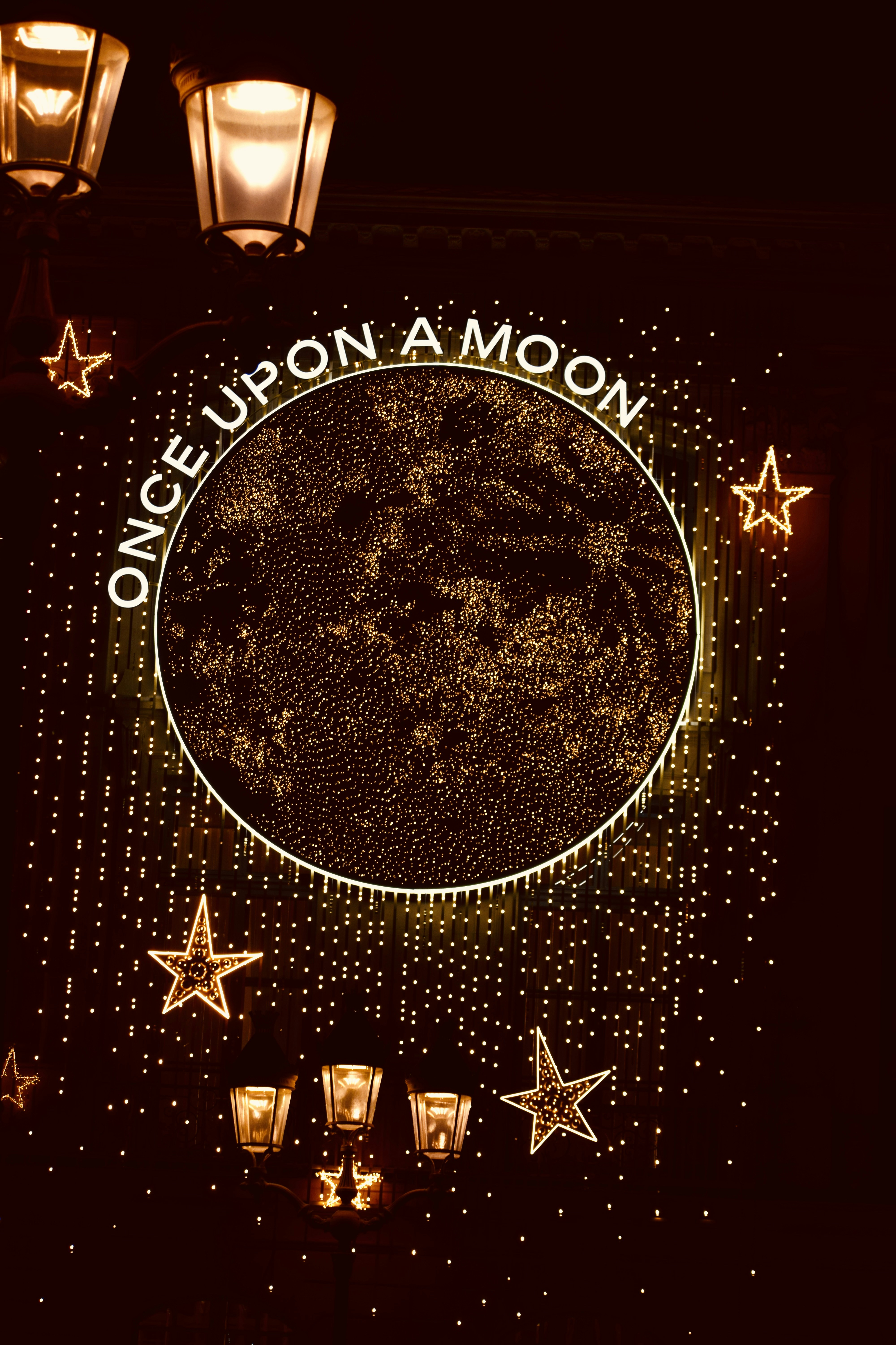 the moon and stars are lit up in the night sky